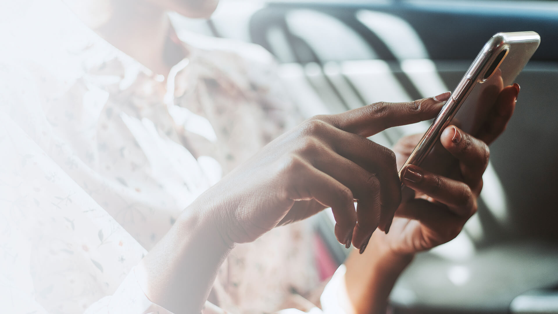 Frau hält Smartphone in der Hand für Social Media.