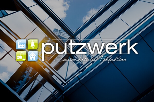 Putzwerk Logo vor einem Gebäude