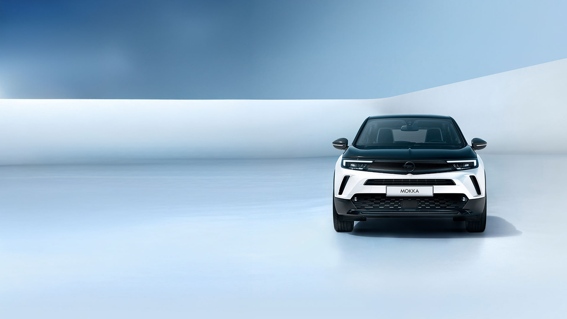 Opel Mokka und weiß und schwarz mit weiß blauem Hintergrund